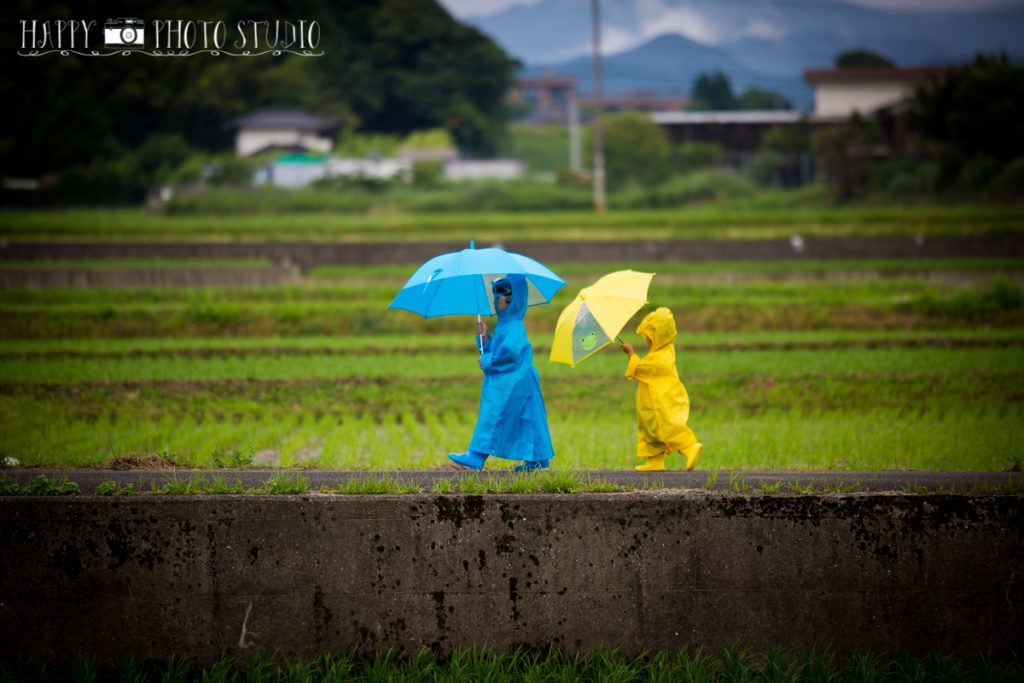 兄弟仲良く雨の中歩く
