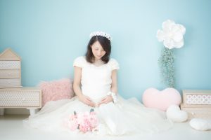 可愛いブースでマタニティフォト