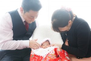 スタジオでお宮参りの家族写真
